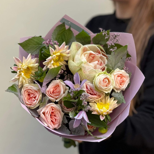 Нежный светлый букет с гиппеаструмом «Вечерний поцелуйчик»