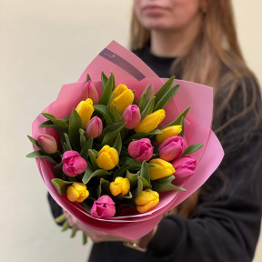 19 насичених тюльпанів у букеті «Яскраві промінчики»