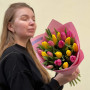 19 насичених тюльпанів у букеті «Яскраві промінчики»