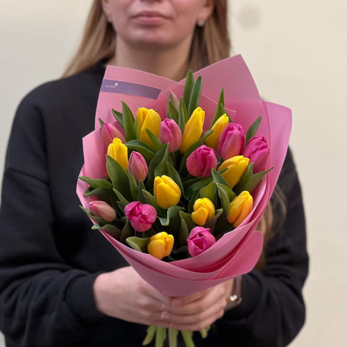 19 насичених тюльпанів у букеті «Яскраві промінчики»