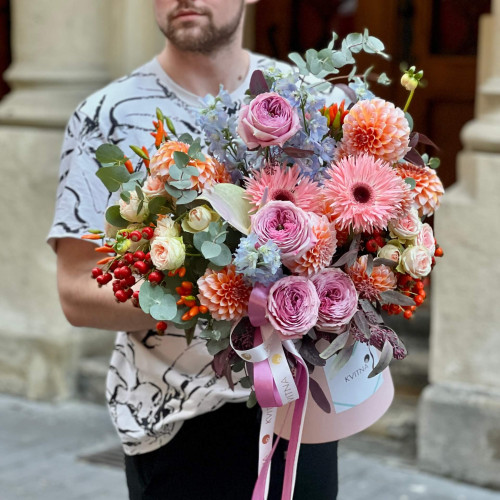 Розкішна світла композиція у коробці «Рожеве сяйво»