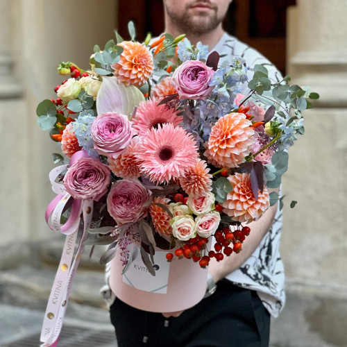 Розкішна світла композиція у коробці «Рожеве сяйво»