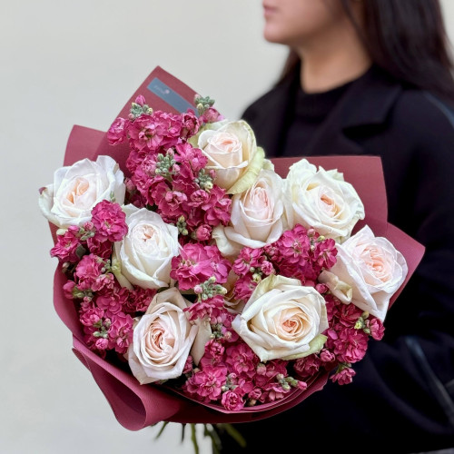 Запашний букет з піоновидною трояндою White O’Hara та кущовою матіолою «Аромат вечірнього міста»