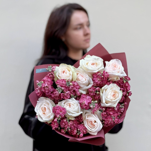 Запашний букет з піоновидною трояндою White O’Hara та кущовою матіолою «Аромат вечірнього міста»