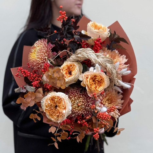 Стильний букет з хризантемою та піоновидною трояндою Crystal «Затишна осінь»