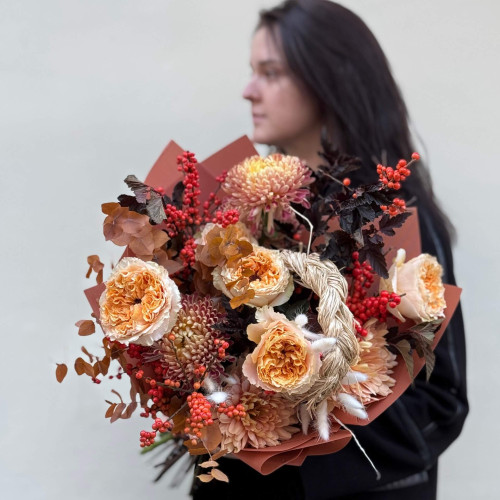 Стильний букет з хризантемою та піоновидною трояндою Crystal «Затишна осінь»