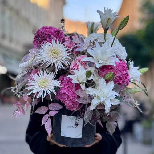 Вишукана коробка з ароматними ліліями «Королівський Версаль»