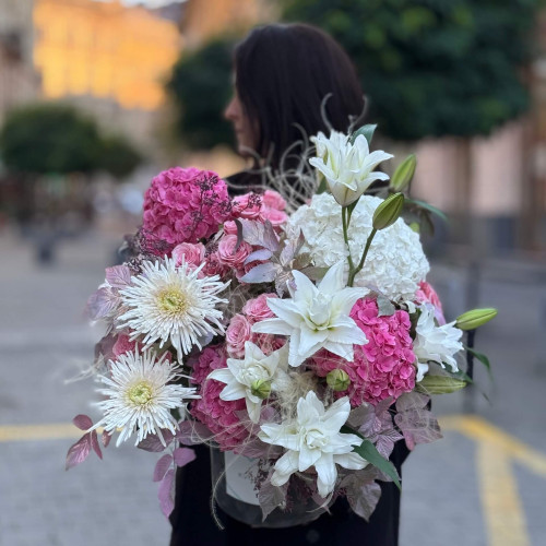 Вишукана коробка з ароматними ліліями «Королівський Версаль»