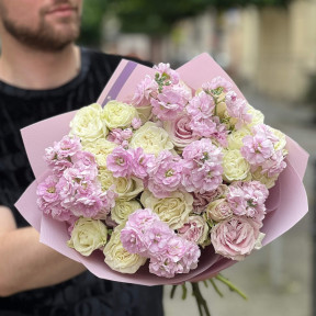 Ніжний мікс кущових півонієвидних троянд і кущової матіоли у букеті «Ожинові вершки»