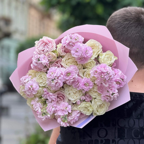 Ніжний мікс кущових півонієвидних троянд і кущової матіоли у букеті «Ожинові вершки»