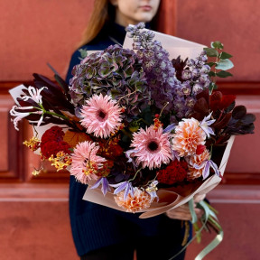 Стильний різнорівневий букет з осінньою гортензією «Зачарований птах»
