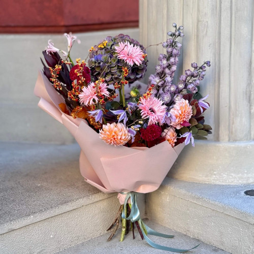 Стильний різнорівневий букет з осінньою гортензією «Зачарований птах»