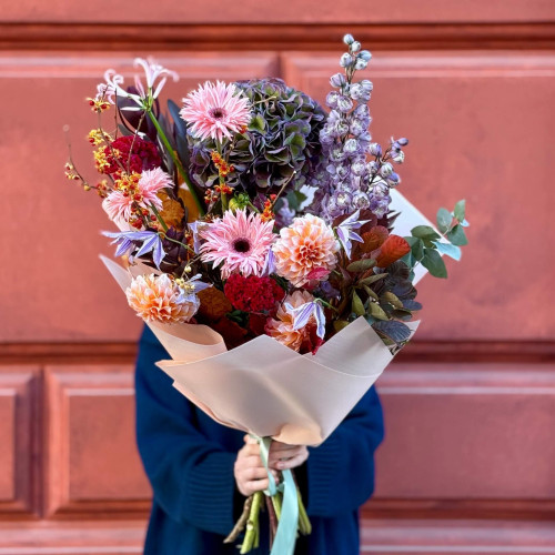 Стильний різнорівневий букет з осінньою гортензією «Зачарований птах»