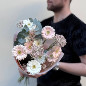 11 гербер сортів Lobby та Alix Noor у букеті «Пелюсткова ніжність»