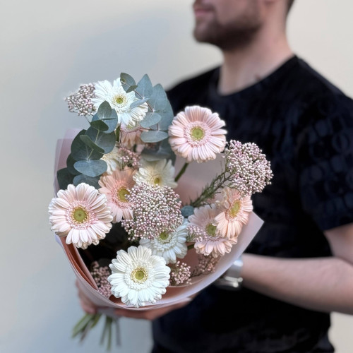 11 гербер сортів Lobby та Alix Noor у букеті «Пелюсткова ніжність»