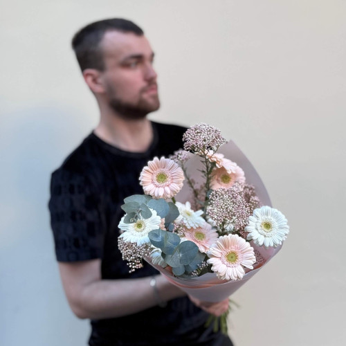 11 гербер сортів Lobby та Alix Noor у букеті «Пелюсткова ніжність»