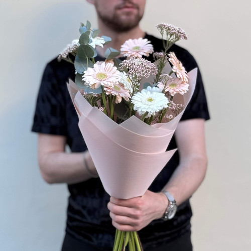 11 гербер сортів Lobby та Alix Noor у букеті «Пелюсткова ніжність»