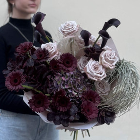 Неординарний стильний букет з бордовими герберами Dark Night «Серце чарівниці»