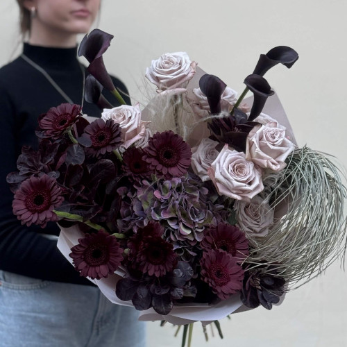 Неординарний стильний букет з бордовими герберами Dark Night «Серце чарівниці»