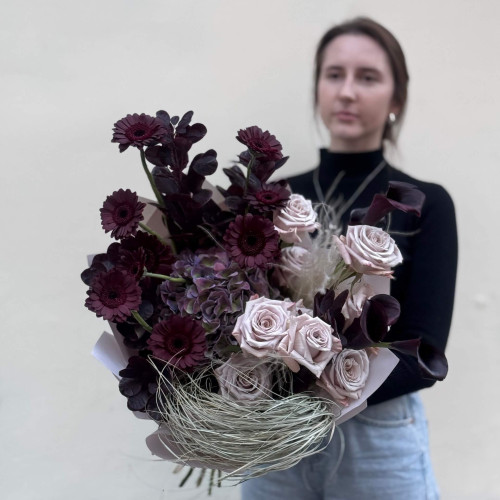 Неординарний стильний букет з бордовими герберами Dark Night «Серце чарівниці»