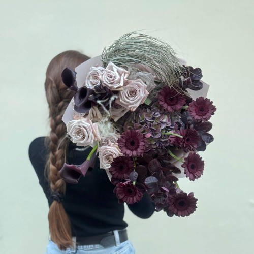 Неординарний стильний букет з бордовими герберами Dark Night «Серце чарівниці»