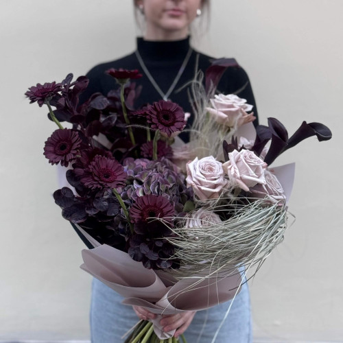 Неординарний стильний букет з бордовими герберами Dark Night «Серце чарівниці»