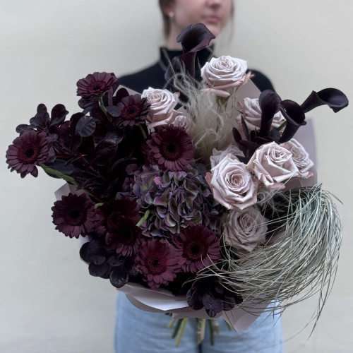 Неординарний стильний букет з бордовими герберами Dark Night «Серце чарівниці»