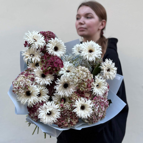 Витончений букет з герберою Spin Abu «Заквітчане павутиння»