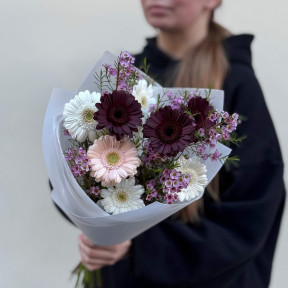 Тендітний букет з герберою Dark Night «Нічний метелик»