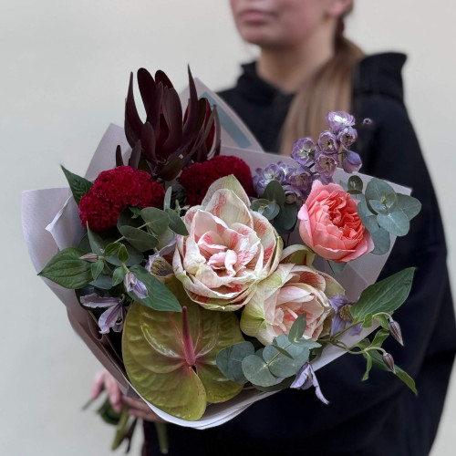 Цікавий збірний букет з гіпеаструмом «Персикова зірка»