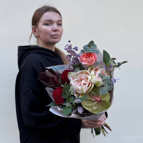 Цікавий збірний букет з гіпеаструмом «Персикова зірка»