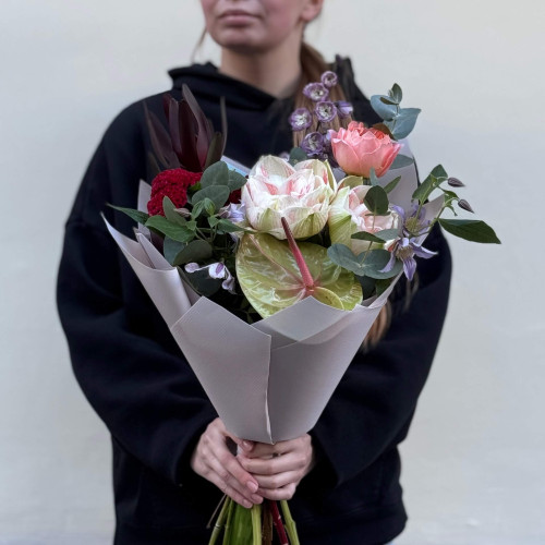 Цікавий збірний букет з гіпеаструмом «Персикова зірка»