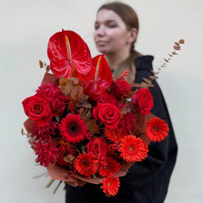 Збірний різнорівневий букет «Багряне намисто»