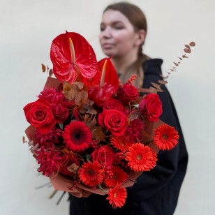 Збірний різнорівневий букет «Багряне намисто»