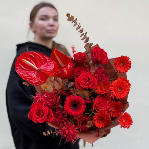 Збірний різнорівневий букет «Багряне намисто»