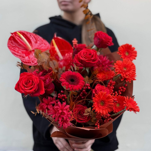 Збірний різнорівневий букет «Багряне намисто»