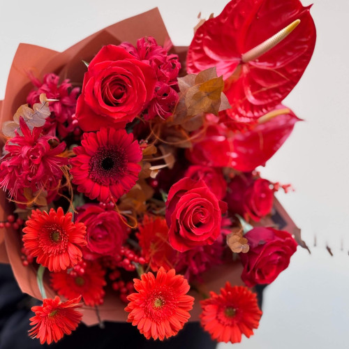 Збірний різнорівневий букет «Багряне намисто»