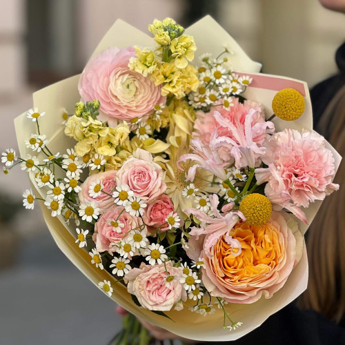 Ніжний букет з ранункулюсами «Медова полуничка»