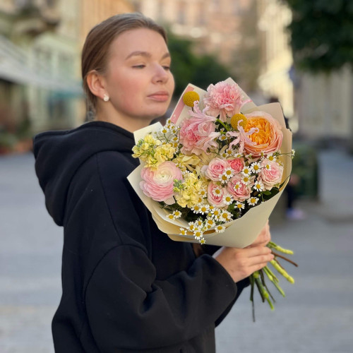 Ніжний букет з ранункулюсами «Медова полуничка»