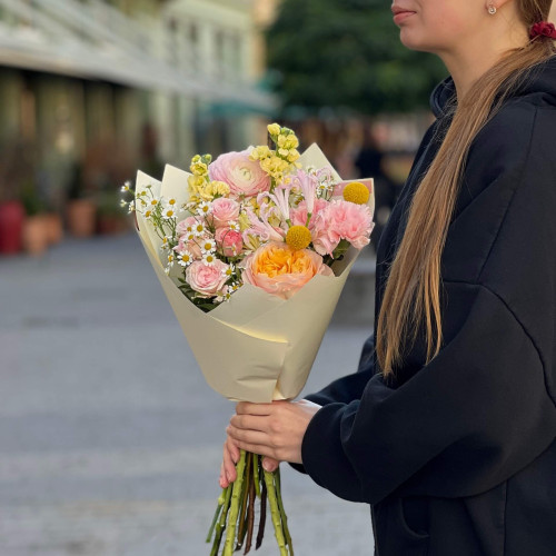 Ніжний букет з ранункулюсами «Медова полуничка»