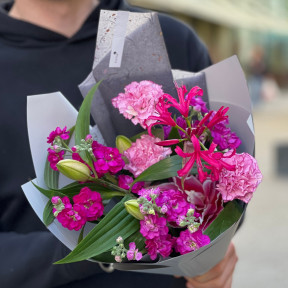 Яскравий букет з неріне та лілією «Малиновий колібрі»