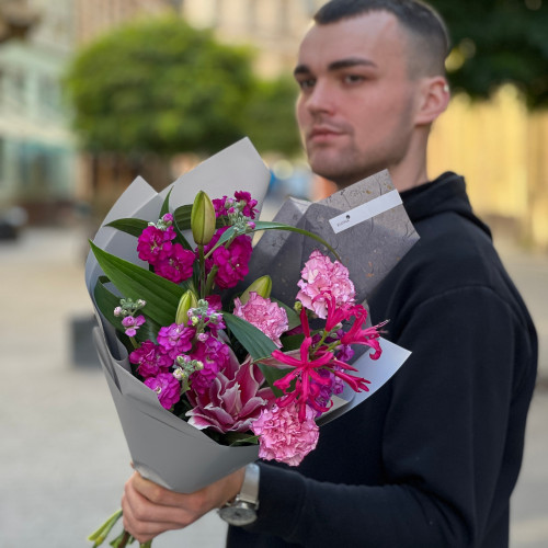 Яскравий букет з неріне та лілією «Малиновий колібрі»