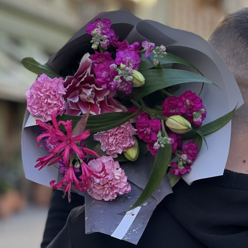 Яскравий букет з неріне та лілією «Малиновий колібрі»