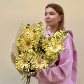 Милий пухнастий букет з герберами Pasta Carbonara «Ранкове сонце»