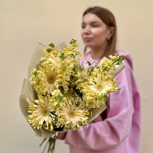 Милий пухнастий букет з герберами Pasta Carbonara «Ранкове сонце»