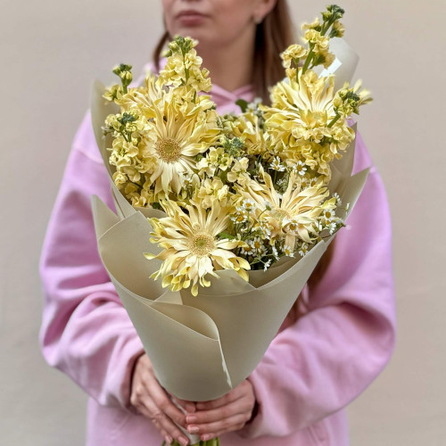 Милий пухнастий букет з герберами Pasta Carbonara «Ранкове сонце»