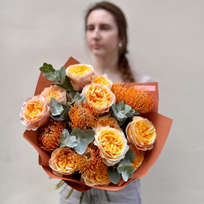Букет із розкішних півонієвидних троянд King’s Cross та екзотичного леукоспермума «Апельсин із корицею»