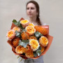 Букет із розкішних півонієвидних троянд King’s Cross та екзотичного леукоспермума «Апельсин із корицею»