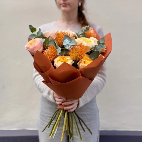 Букет із розкішних півонієвидних троянд King’s Cross та екзотичного леукоспермума «Апельсин із корицею»