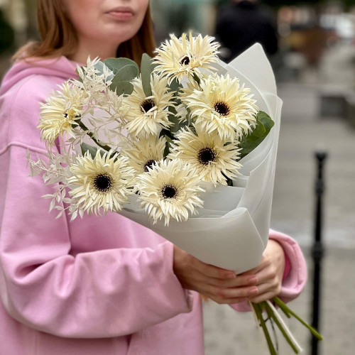 Светлый букет с герберой Spider «Паутинка нежности»